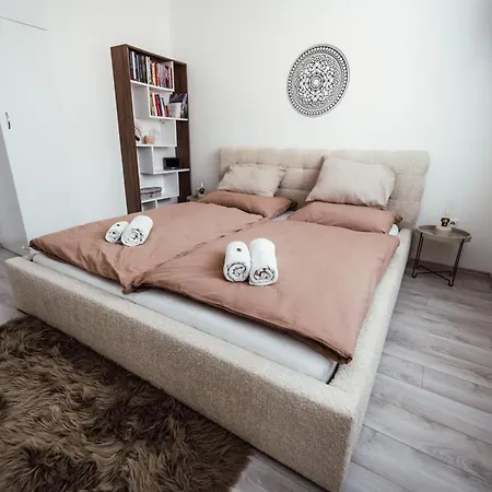 Melanias Center Banska Bystrica, 47m Terasse 2min Europa Shopping Center, Ministry Of Fun And Dukla Athletic Stadium Апартаменты